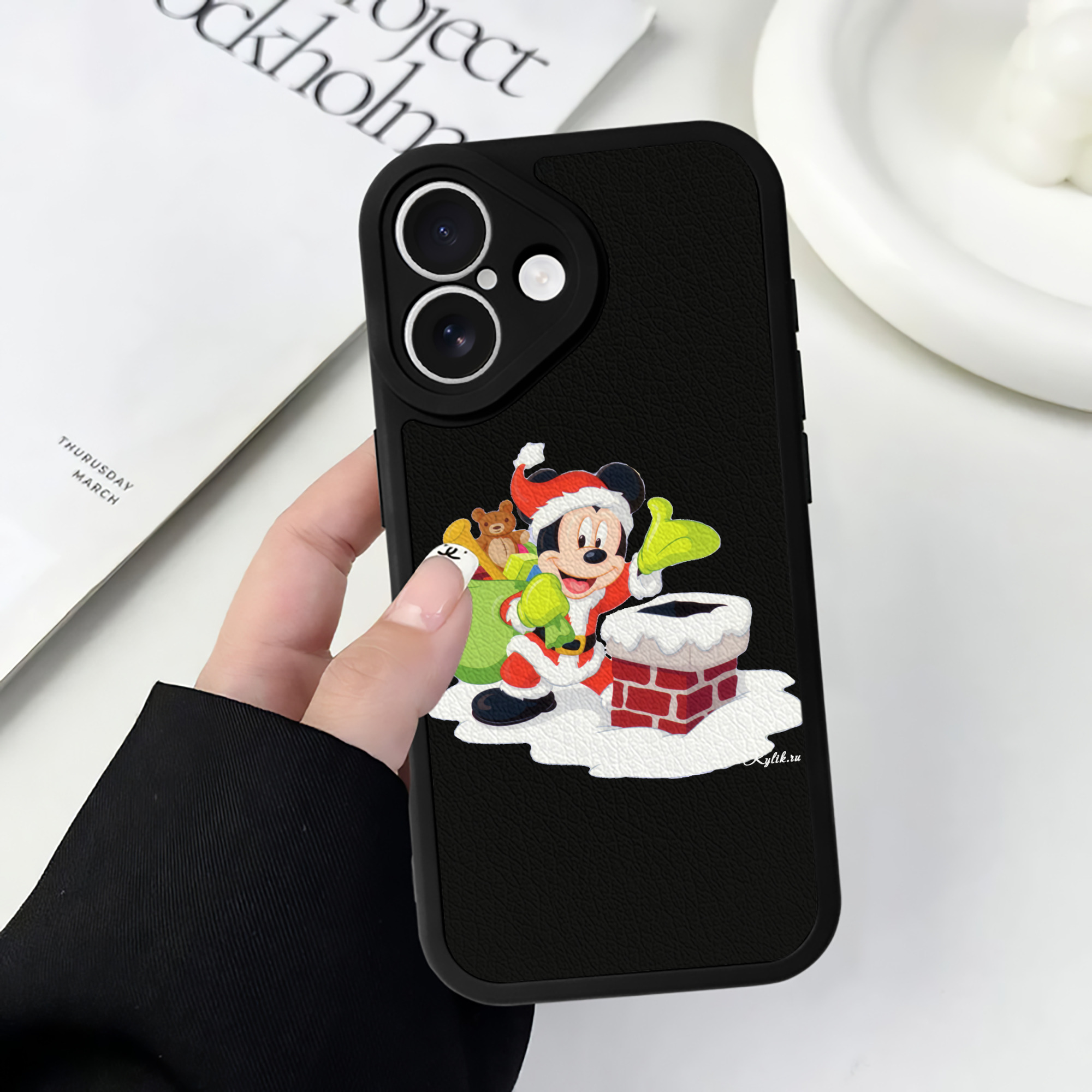 （画像用） ミッキーマウス Mickey Mouse 【iPhone 16シリーズ対応】シリコンスマホケース（レザー調） 材質：シリコン